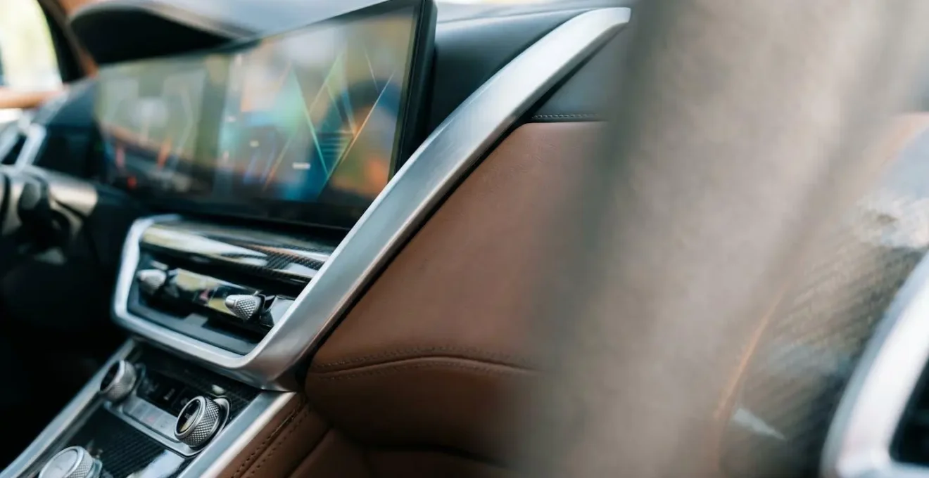 Tableau de bord moderne de voiture avec équipements premium et options technologiques