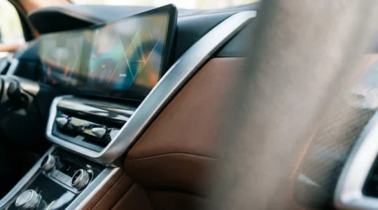 Tableau de bord moderne de voiture avec équipements premium et options technologiques